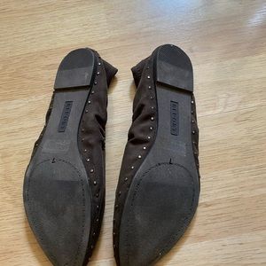 Studied pointed toes flats